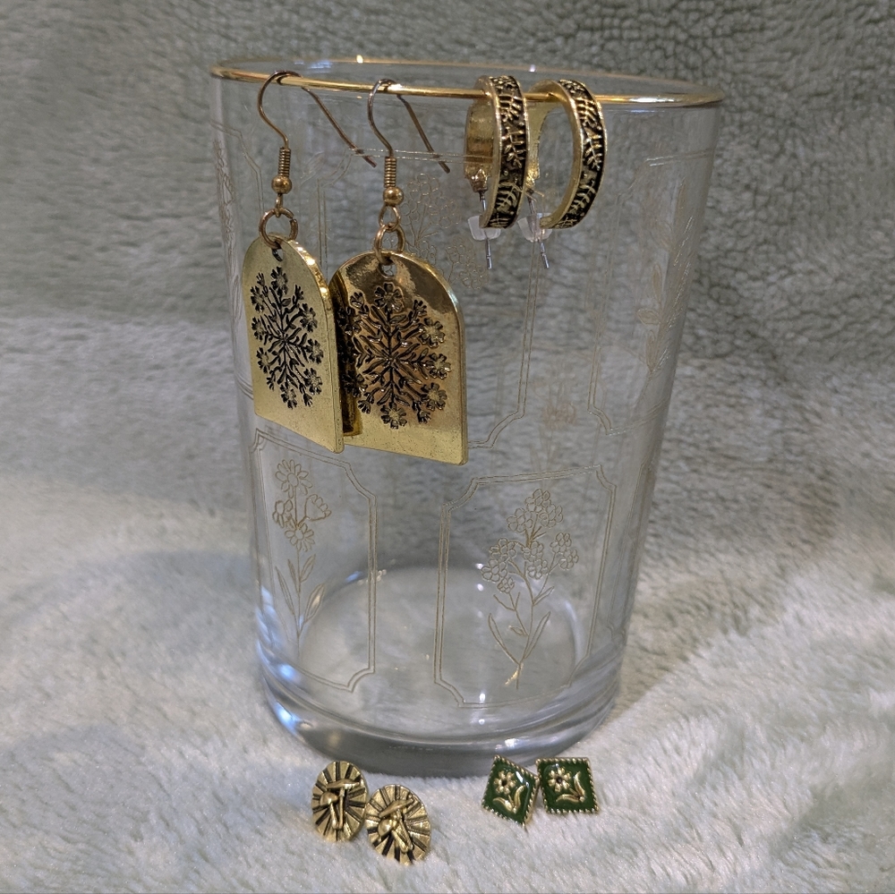 Elegant Gold and Green Women Earrings Set